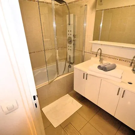Spacious, Bright With Private Parking Апартаменты