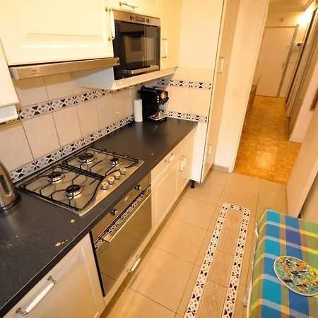 Spacious, Bright With Private Parking *